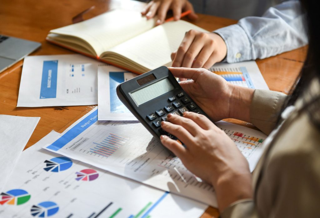 Experienced tax consultant in Northridge CA helping with IRS issues and tax planning